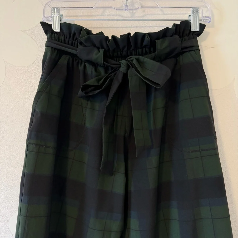 EUC Albion Matching Set 9 to 9 Boss Tee Bow Belt Cropped Pants Mistletoe Green